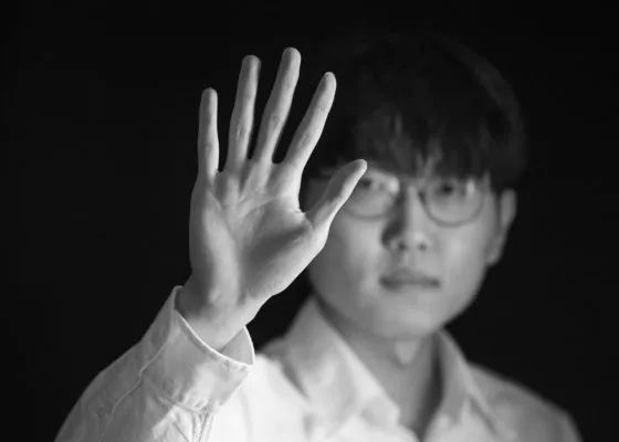 红毯上的朱一龙和黄志忠西装革履，作为老铁道兵洪赟兵的饰演者，黄志忠笑言：;最大的挑战是演洪翼舟（朱一龙 饰）的父亲